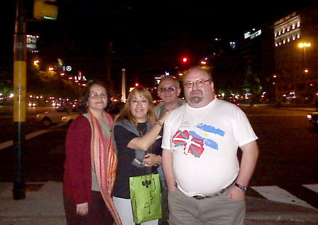 Beñat Minondo, el primero por la derecha, rodeado de algunos de sus amigos de Iparraldeko Euskal Etxea en la Avenida 9 de Julio de la capital porteña (foto Norma Ríos)